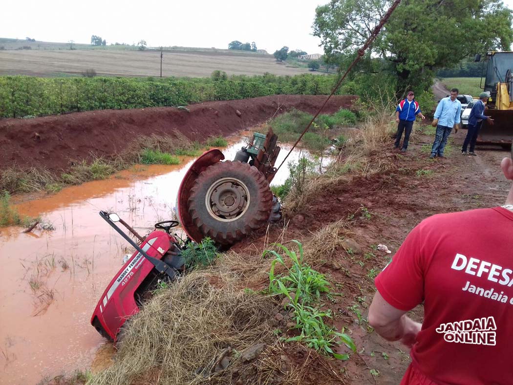 Susto Em Jandaia Trator Cai Em Caixa D Gua Mandaguari Online