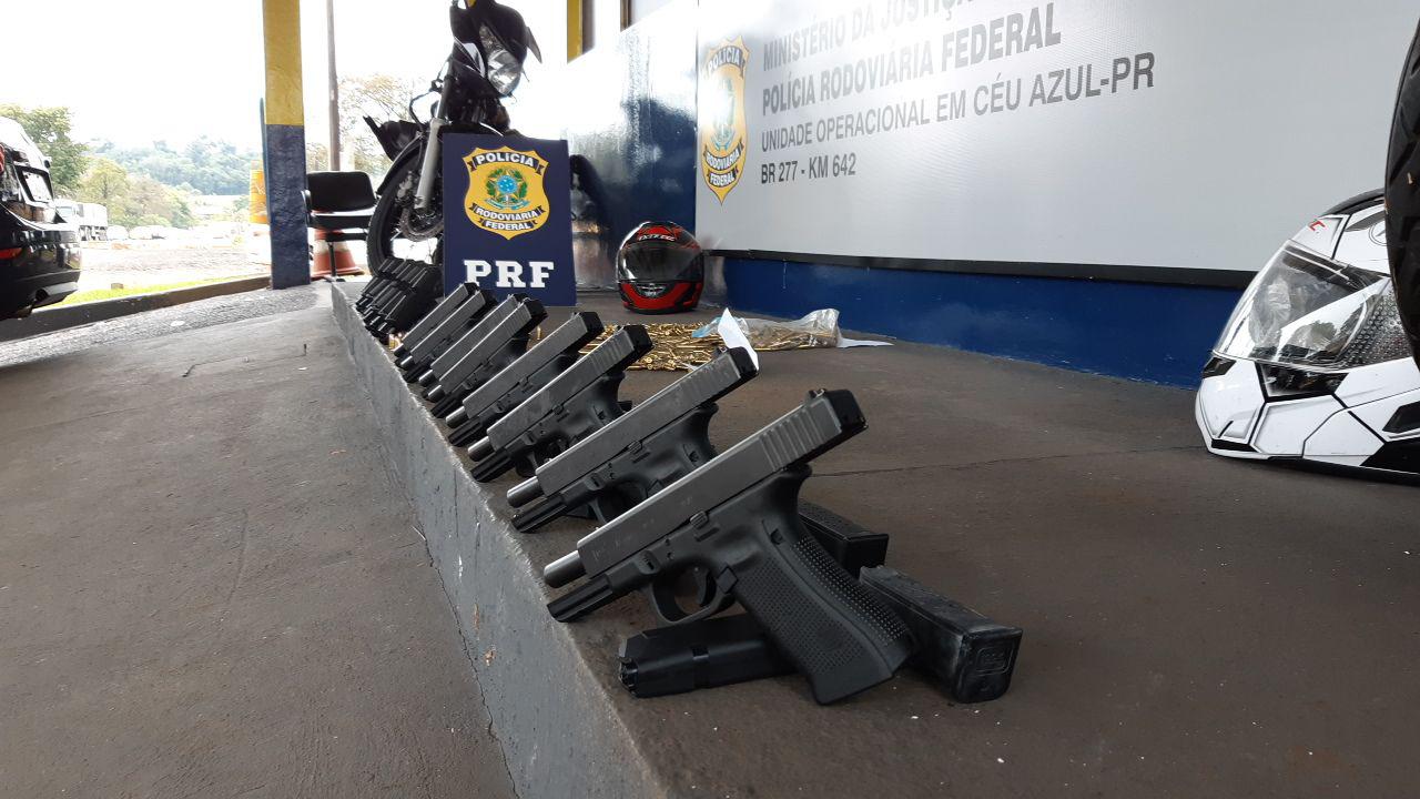 PRF apreende 16 pistolas e munições escondidas em motos no Paraná