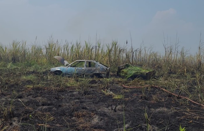 Carro Pega Fogo E Chamas Se Espalham Na Vegeta O Do Terreno Da Ufpr Em