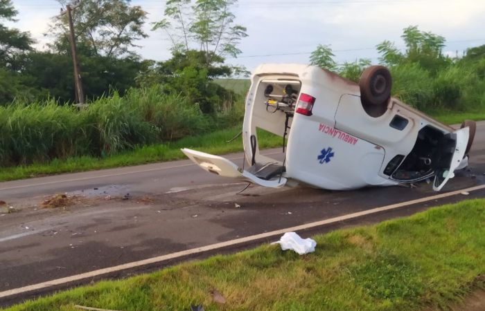 PRF atende acidente envolvendo ambulância em Jataizinho Mandaguari Online