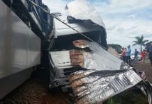 Trem arrasta caminhão em Arapongas