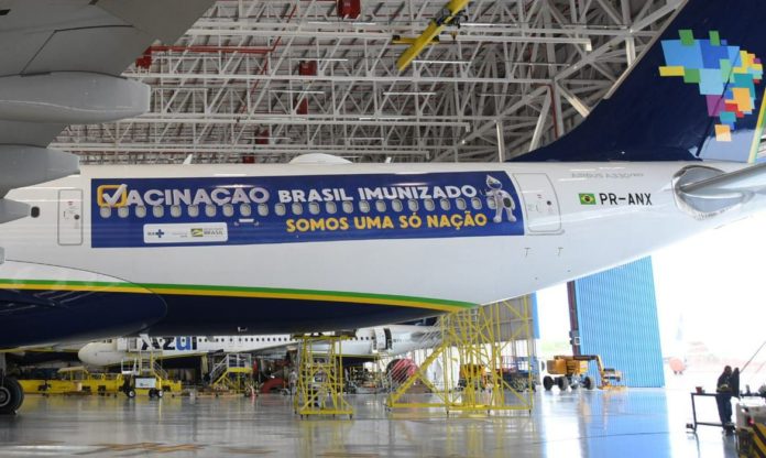 Avião da Azul no hangar aguardando decolagem para buscar vacinas na Índia