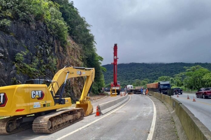 Guindaste do DER chega à BR-277 para obra emergencial no Litoral -