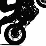 Empinou próximo a viatura e teve moto apreendida