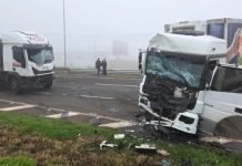 Caminhões batem de frente em Apucarana