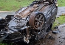 Veículo capota na Avenida das Indústrias em Mandaguari