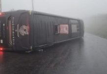 Ônibus tomba na PR-444 em Mandaguari