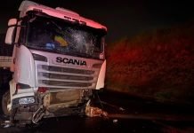 Carreta cai de pontilhão e motorista morre em Apucarana