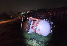 Caminhão carregado com gás é atingido por trem em Jandaia