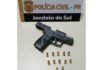 Jandaia: Polícia Civil prende homem por porte ilegal de arma de fogo de uso restrito e comunica descumprimento de prisão domiciliar à Justiça