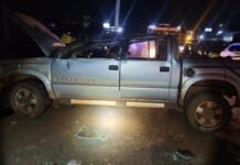 Motorista morre e passageiro é socorrido em estado grave após capotamento na região