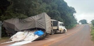 Carreta tomba após perder força em subida na Estrada Dourados, em Jandaia do Sul