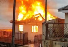 Incêndio detrói casa de madeira em Jandaia do Sul