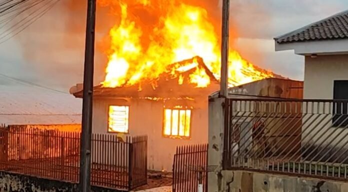 Incêndio detrói casa de madeira em Jandaia do Sul