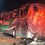 Ônibus que transportava trabalhadores pega fogo em Bom Sucesso