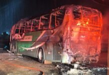 Ônibus que transportava trabalhadores pega fogo em Bom Sucesso