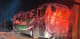 Ônibus que transportava trabalhadores pega fogo em Bom Sucesso