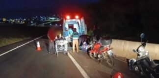 Motociclista tem o punho fraturado após colidir em traseira de carro próximo ao Panela de Pedra