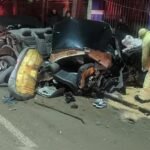 Passageira de carro que colidiu violentamente contra poste morre no hospital