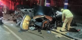 Passageira de carro que colidiu violentamente contra poste morre no hospital