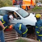 Carro cai em boca de lobo e fica sobre linha férrea em Jandaia
