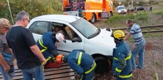 Carro cai em boca de lobo e fica sobre linha férrea em Jandaia