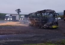 Ônibus bate na traseira de carreta e deixa 14 feridos na BR-376, em Ortigueira