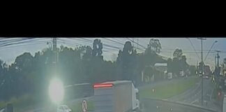 Vídeo mostra colisão entre dois caminhões em trevo da BR-376, em Apucarana