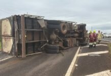 Caminhão carregado com frutas tomba na BR-376 e deixa motorista ferido em Apucarana
