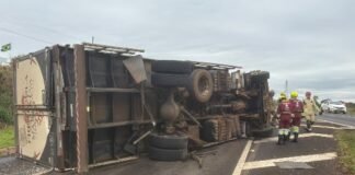 Caminhão carregado com frutas tomba na BR-376 e deixa motorista ferido em Apucarana