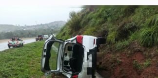 Motorista perde o controle e bate carro em barranco na PR-444
