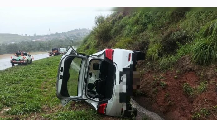 Motorista perde o controle e bate carro em barranco na PR-444