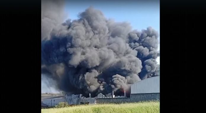 Incêndio de grandes proporções atinge fábrica de colchões em Arapongas