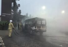 Van com estudantes pega fogo e fica completamente destruída em Apucarana
