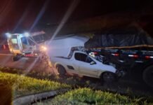 Motorista fica gravemente ferido após bater carro na traseira de caminhão na PR-317