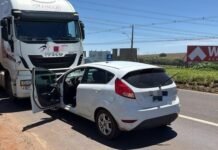 Motorista caminha sobre a pista seminu após colidir de frente com carreta