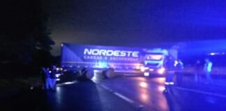 Carreta cai em vala e provoca interdição da BR-376 entre Jandaia do Sul e Mandaguari