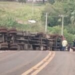 Caminhão tomba em pontilhão e interdita a Estrada São João, em Jandaia do Sul