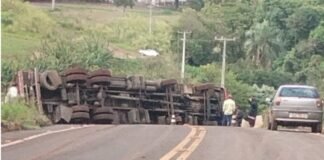 Caminhão tomba em pontilhão e interdita a Estrada São João, em Jandaia do Sul